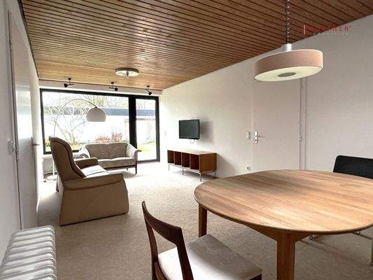 Wohnbereich mit Zugang zur Terrasse