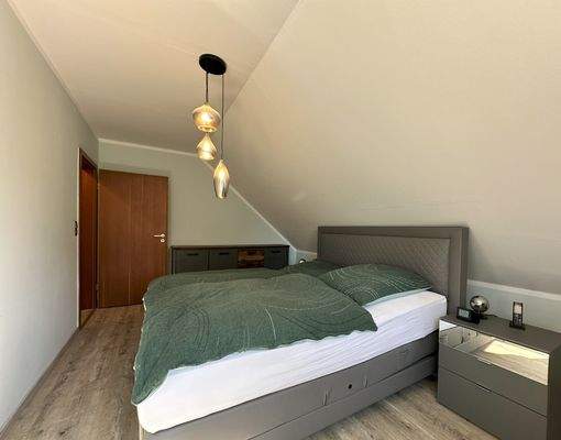 weiteres Schlafzimmer unter gemütlicher Schräge