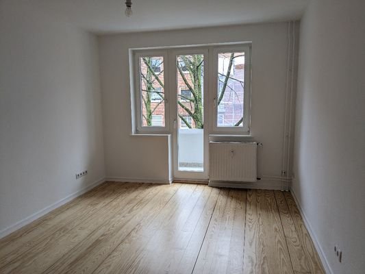 Wohnzimmer mit Balkon.jpg