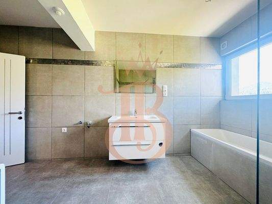 Bad mit DU/ Wanne/ WC