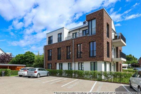 2 Hausansicht mit Parkplatz