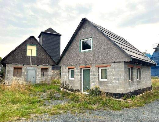 Schutzhütte und Anbau hist. Umspannwerk.jpg