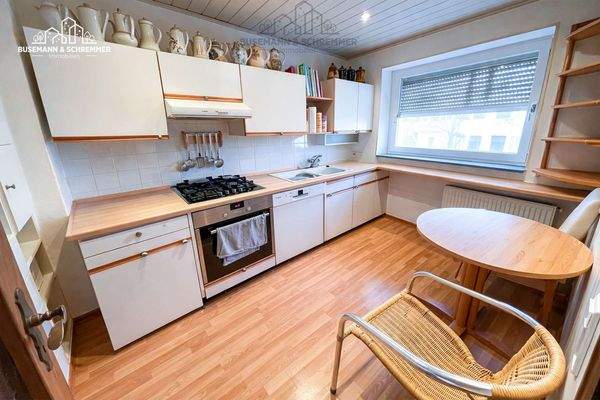 Küche - mittels KI leergeräumt