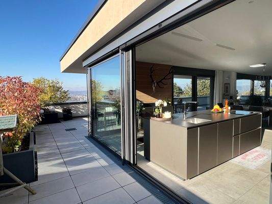 Offener Küchenbereich mit Terrassenzugang