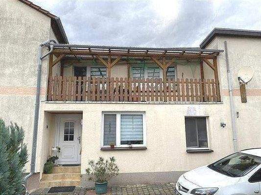 Eingang zum Haus und Balkon