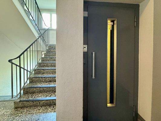 Aufzug nach halber Treppe