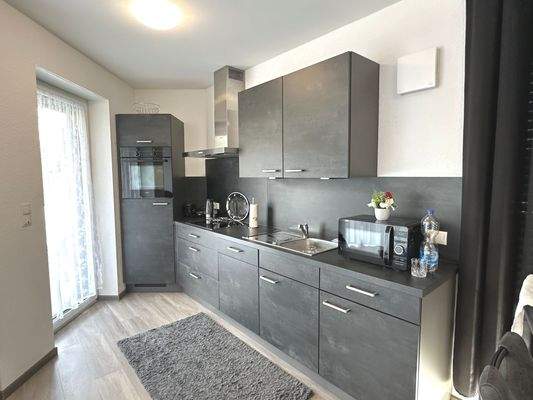 Moderne Küche mit Geräten