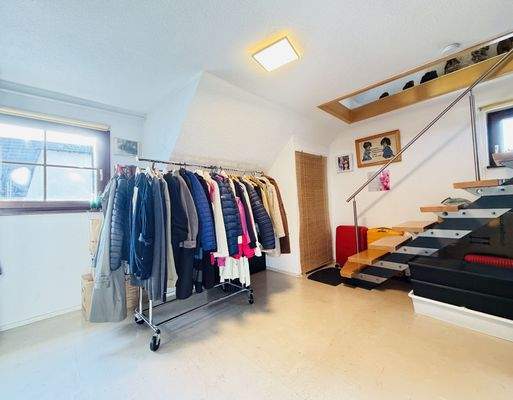 Einheit Dachgeschoss Zimmer mit Zugang zum Studio