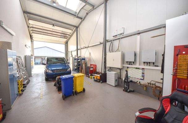 Gewerbehalle mit Grube