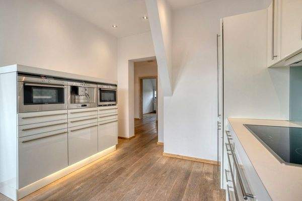 Küche mit Einbauküche