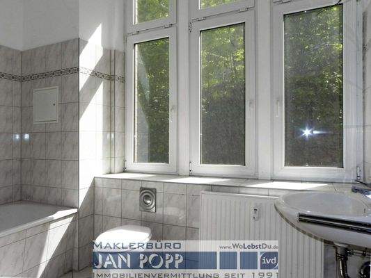 Tageslichtbad mit Wanne