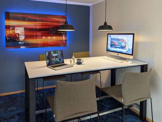 Besprechungsecke mit Hochtisch