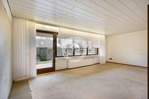 Der Blick vom Wohnzimmer in Richtung Terrasse