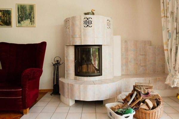 Der Kamin mit Ofenbank