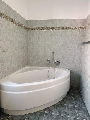 Eckbadewanne im Badezimmer