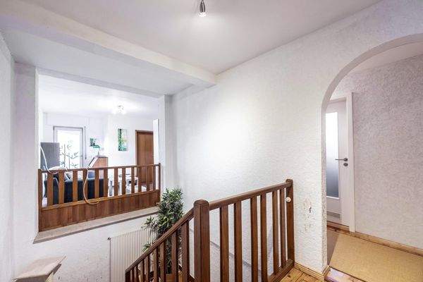 Flur mit Galerie im Obergeschoss