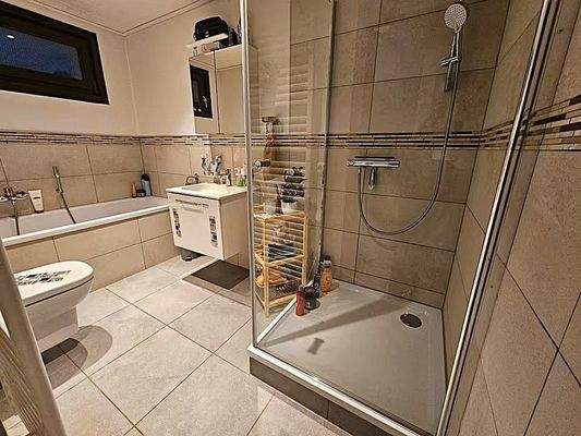 Badezimmer mit Dusche