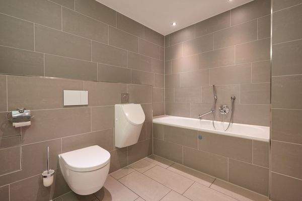 23 Hauptbad mit Badewanne