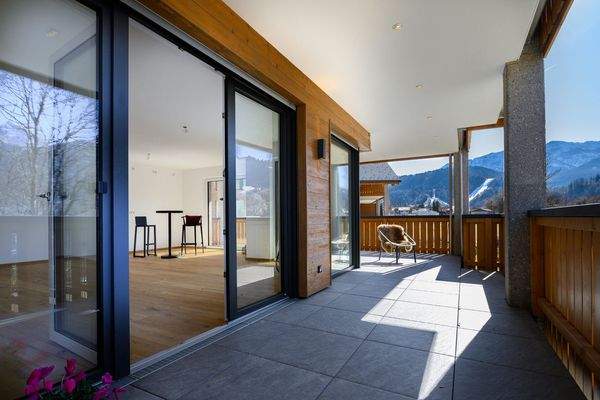 Überdachter Hauptbalkon mit Alpenblick!