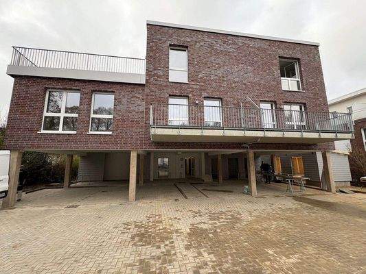 74_Eingang mit überdachten Parkplätzen.jpg