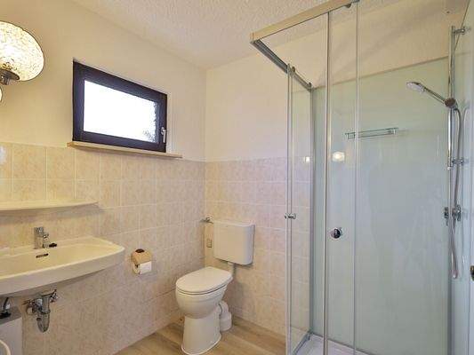 Badezimmer im Untergeschoss