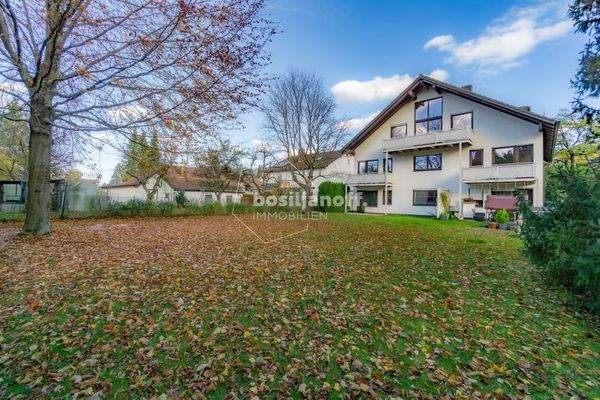 Hausansicht mit Gemeinschaftsgarten 