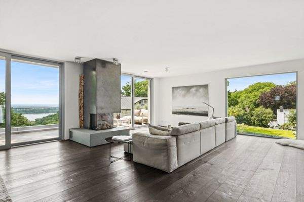 Wohnbereich mit Panorama Fenstern und Kamin