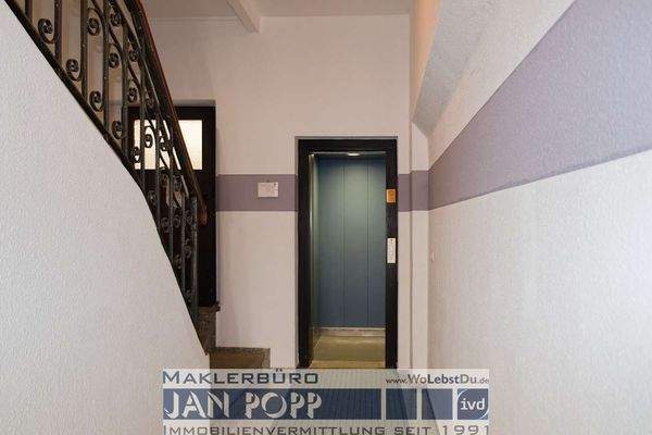 Treppenhaus mit Lift