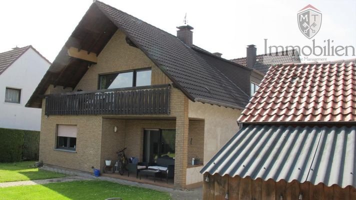 Haushinteransicht mit überdachter Terrasse