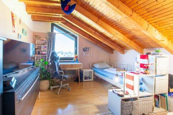 großes Schlafzimmer im Dachgeschoss