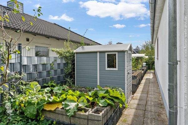 Gewächshaus mit Temperaturregelung und Hochbeete mit Bewässerungsanlage.