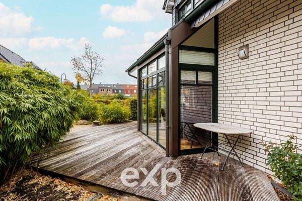 Terrasse mit verglastem Anbau