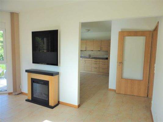 Wohnzimmer mit Durchgang zu Küche/Essen 