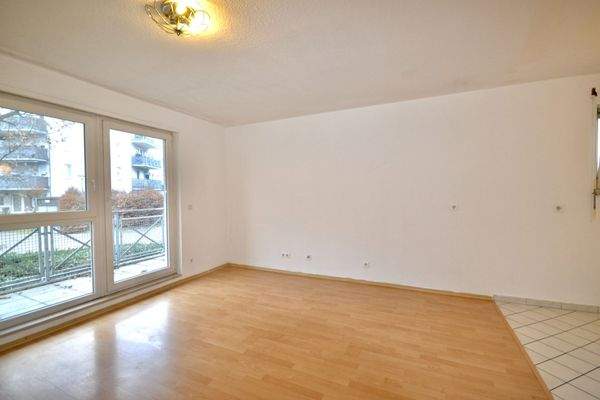 Wohn- und Esszimmer mit Blick zum Balkon