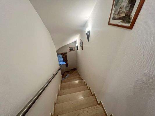 Treppe zum Wellnessbereich