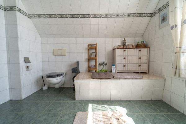 Wanne im Bad mit Abdeckung