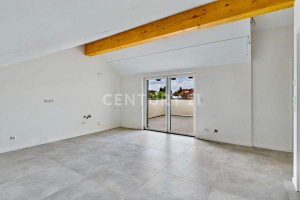 Wohn- Essbereich mit Blick zum Balkon