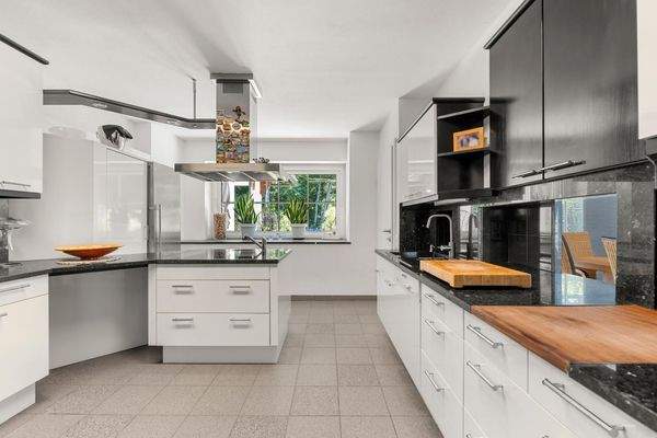 Küche mit Blick in den Garten