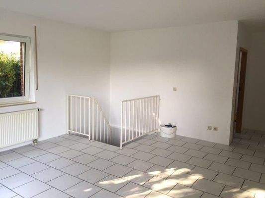 Wohnzimmer mit Abgang zum Souterrain