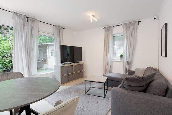 Wohnzimmer mit breiten Fenstern für viel Licht