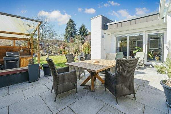 Terrasse mit Blick auf den Garten