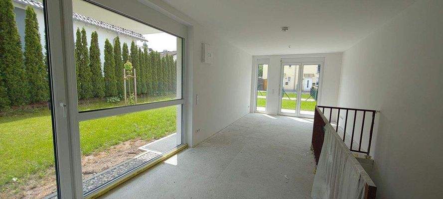 Wohnzimmer mit Treppe zum Hobbyraum