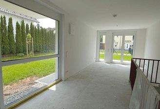 Wohnzimmer mit Treppe zum Hobbyraum