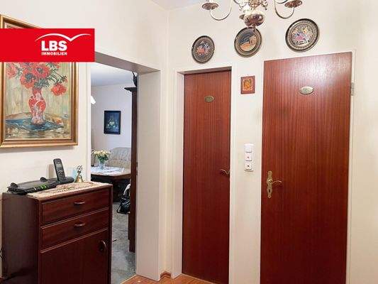 Flur Blick auf Wohnzimmer, Bad und Gäste-WC