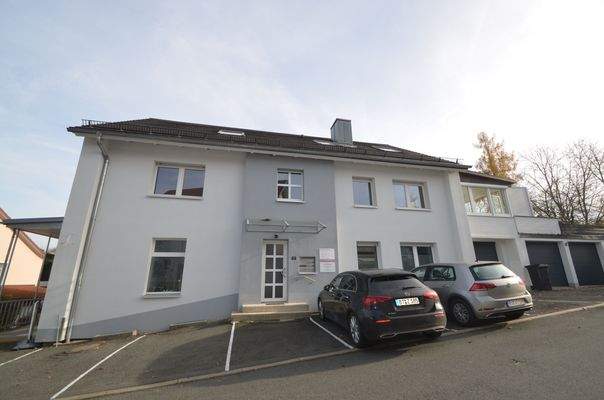 Gebäude mit Parkplätzen