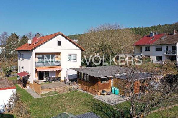 Der große Garten steht zur gemeinschaftlichen Nutzung zur Verfügung.