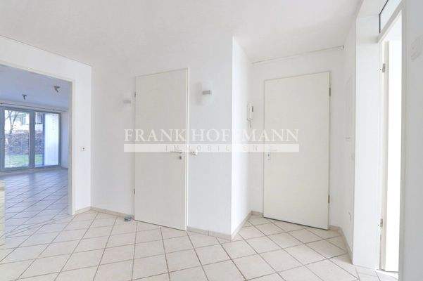 Flur mit Eingangstür