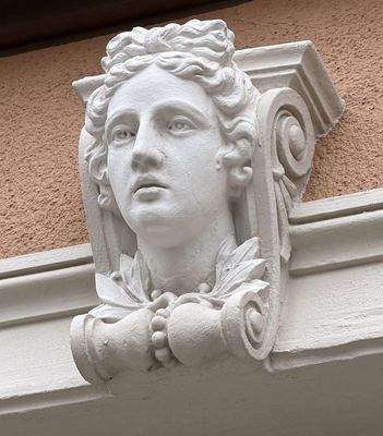 Kopf über Fenstergewand