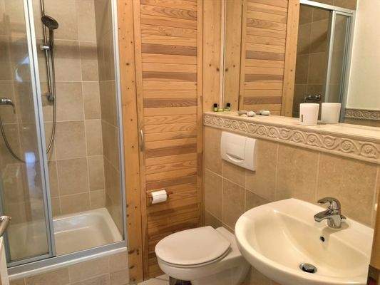 Gäste-WC mit Dusche