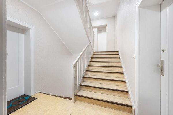 Treppenhaus mit Personenfahrstuhl